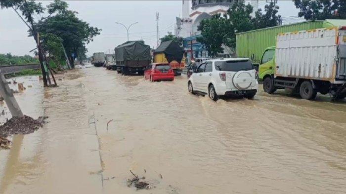 Jalan-nasional-Lamongan-tepatnya-di-Plosowahyu-tergenang