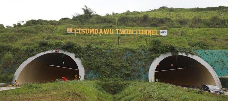pengendara-melewati-jalan-tol-cileunyi-sumedang-dawuan-cisumdawu-di-sumedang-jawa-barat-rabu-21122022-28_169