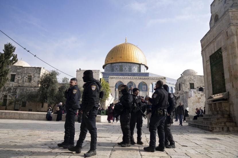 polisi-israel-mengamankan-kompleks-masjid-al-aqsa-yang-dikenal_230103201837-860