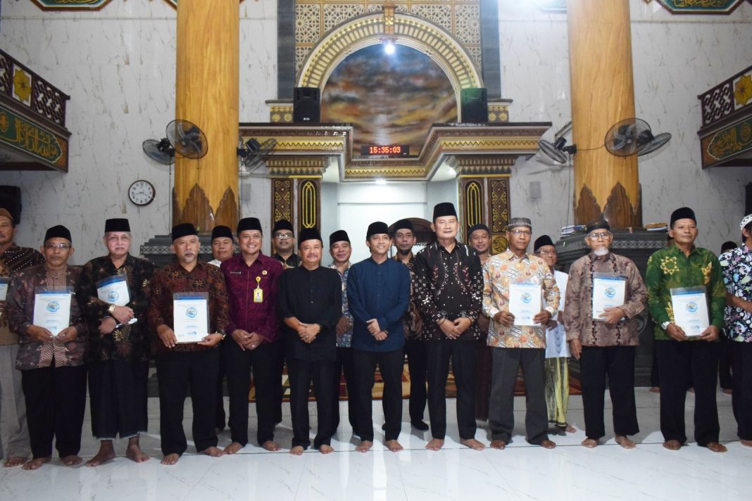 Serahkan Sertifikat Tanah Wakaf Seluas 11.781 M² di Lamongan, Wamen ATR/BPN Ajak Daftarkan Semua Tanah Wakaf