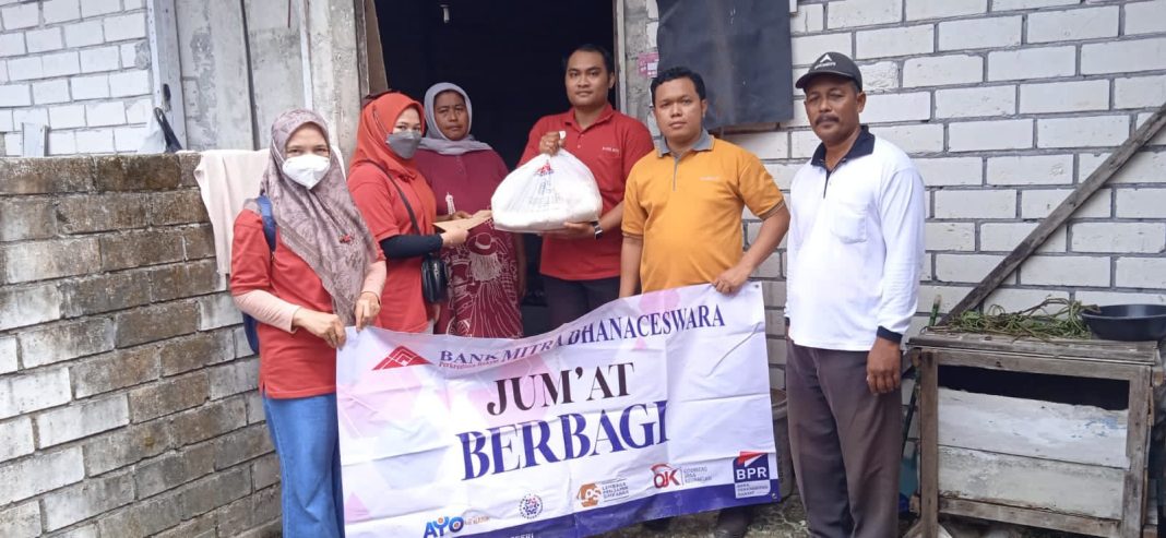 BPR Mitra Dhanaceswara Laksanan Jumat berbagi untuk membantu warga Lamongan