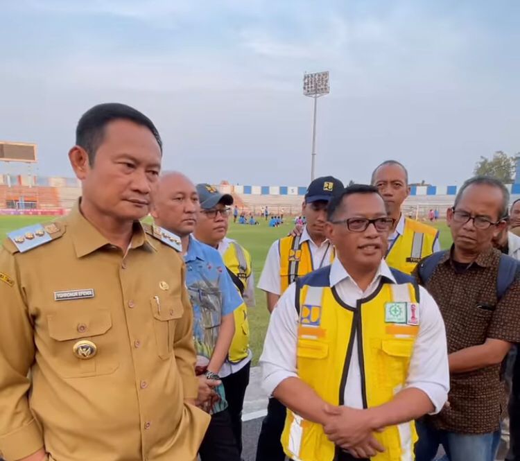 Tim Kementrian PUPR Bersama Bupati Lamongan Kujungi Stadion Surayaja Lamongan