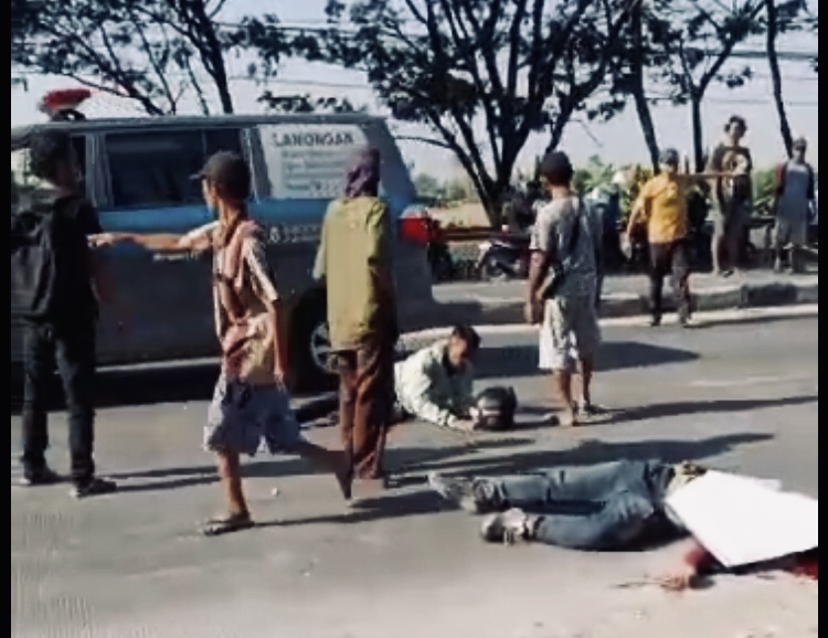 Di Duga Hilang Kendali. Sebuah Montor Tabrak Truk Di Lamongan