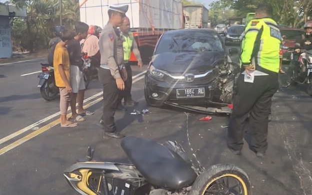 Tertabrak Mobil Brio, Tiga Pengendara Motor Di Larikan Ke Rumah Sakit