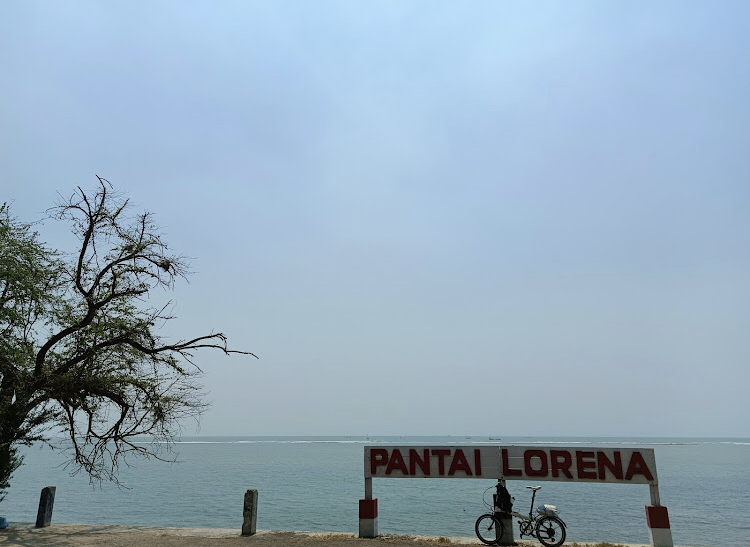 Pantai Lorena Yang Berada Di Kabupaten Lamongan Menjadi Opsi Para Pemudik Untuk Beristrihat.