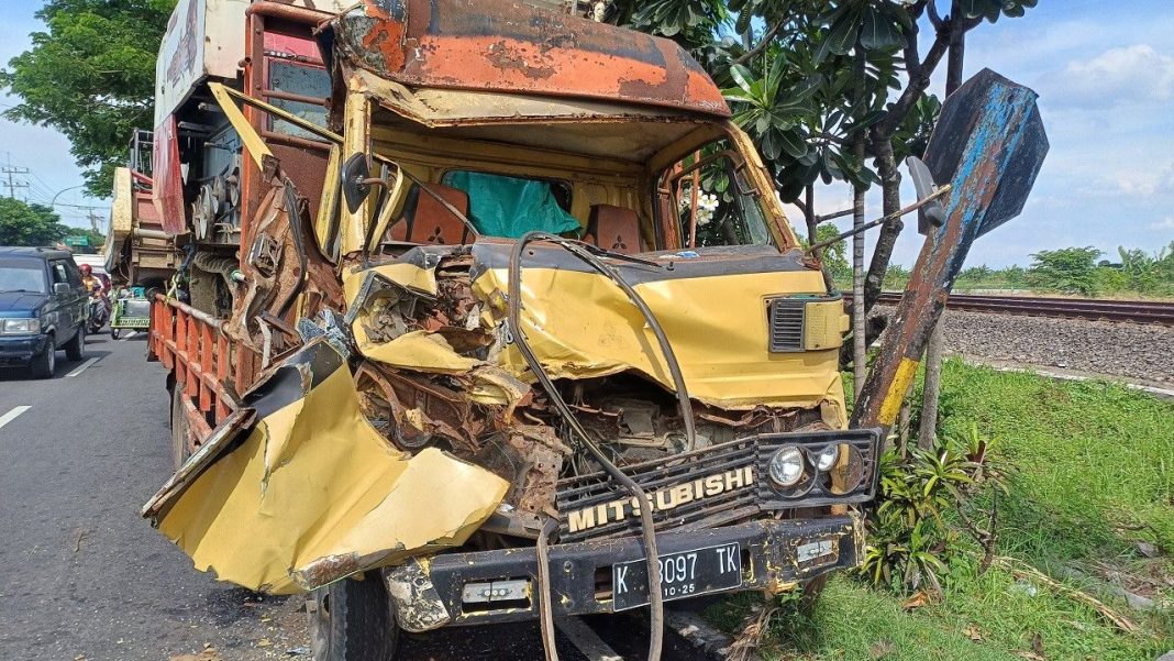 Tabrak Truk Tronton Dari Belakang, Truk Pegangkut Kombi Rusak Parah
