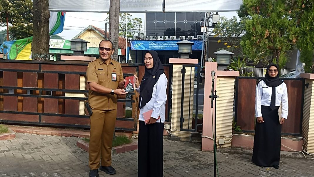 Peserta Orientasi PPPK Di Bakesbangpol Menjadi Petugas Apel Pagi