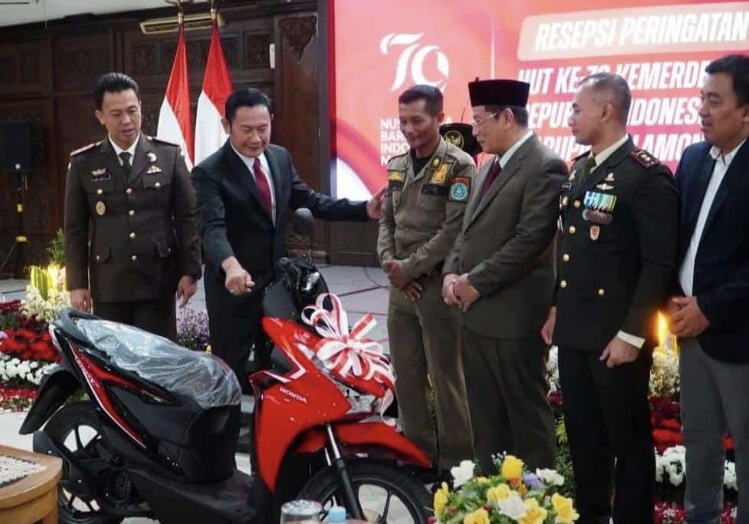Forkopimda Kabupaten Lamongan Apresiasi Anggota Satpol PP Pemancat Tiang