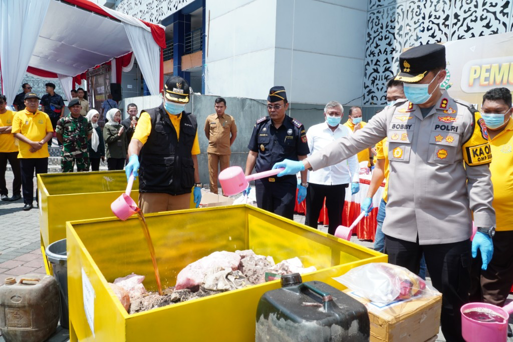 Pemerintah kabupaten Lamongan Musnahkan Rokok Ilegal
