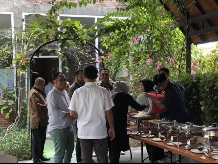 Kantor Perwakilan Dagang Pemerintah Belanda di Indonesia Berkunjung Dan di Terima Oleh Kadin Lamongan,