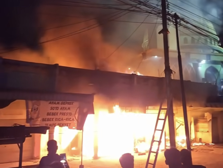 Kebakaran yang Terjadi Di Pasar Pucuk Lamongan Haguskan Beberapa Kios Pedagang.