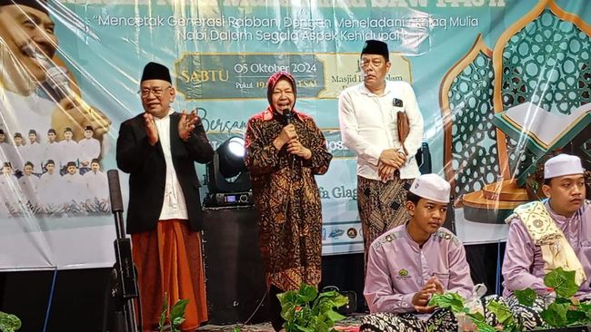 Hadiri Pengajian Di Lamongan, Risma Dengarkan Keluhan Masyarakat