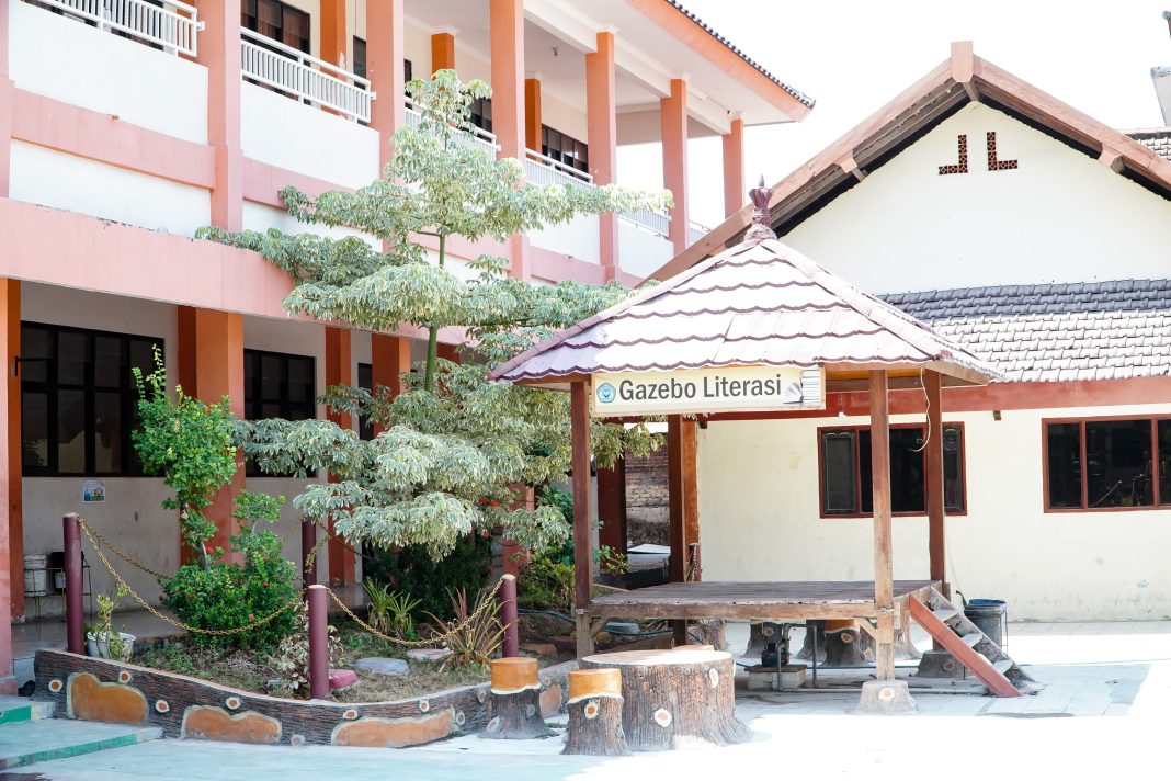Enam Sekolah di Lamongan Terima Penghargaan dari Kementerian Lingkungan Hidup dan Kehutanan