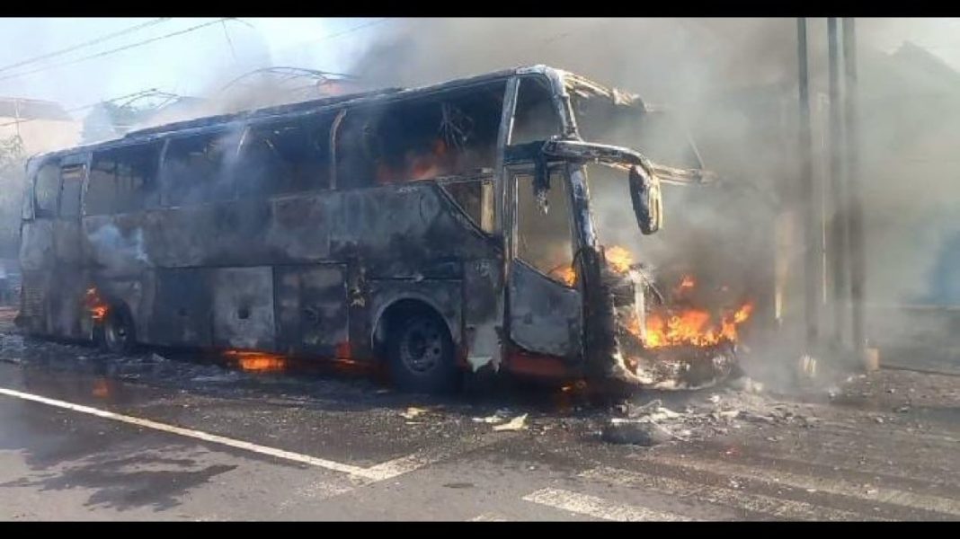Kebakaran Bus Terjadi Di Kabupaten Lamongan