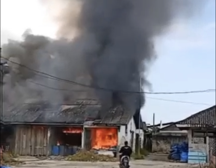 Kebakaran Bekas Gudang Ikan di TPI Lama Brondong, Kerugian Capai 20 Juta