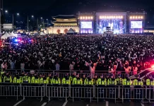 Kekacauan Logistik Mengintai: Konser BTS di Gwanghwamun Bakal Lumpuhkan Ibu Kota Ribuan personel keamanan dan barikade polisi berjaga di area Gwanghwamun Square, mengantisipasi lonjakan massa jelang konser comeback BTS.