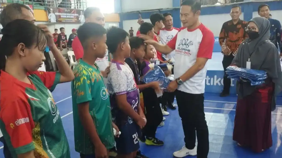 Suasana pertandingan intens antar atlet muda pada Kejurkab Bulutangkis Lamongan di Sport Center Lamongan.