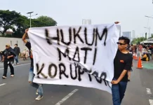 RUU Perampasan Aset Diketok 15 Desember: Janji Manis DPR? Massa aksi Aliansi Masyarakat Pati Bersatu (AMPB) membentangkan spanduk tuntutan saat demonstrasi di depan Gedung DPR mendesak pengesahan RUU Perampasan Aset.