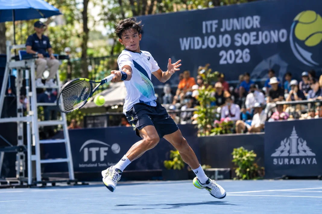 Pemain tenis junior internasional bersiap melakukan servis di Lapangan Kodam V Brawijaya pada pembukaan Turnamen ITF Junior Widjojo Soejono ke-43 Surabaya.