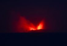 Bahaya Mengintai, Kapolri Serukan Siaga Erupsi Anak Krakatau Pasukan kepolisian bersiaga penuh menggunakan perahu karet dan kendaraan taktis dengan latar belakang awan panas erupsi Gunung Anak Krakatau di Selat Sunda.